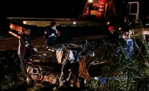 No carro que se envolveu em colisão com carreta  estavam pai, mãe e três filhos - de 11,9 e 4 anos -, que morreram na hora - Foto: José Marcelo Chagas/Reprodução/G1