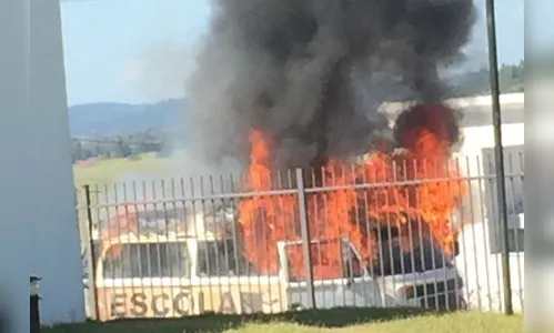 Kombi escolar fica destruída após incêndio em São João do Ivaí; veja o vídeo
