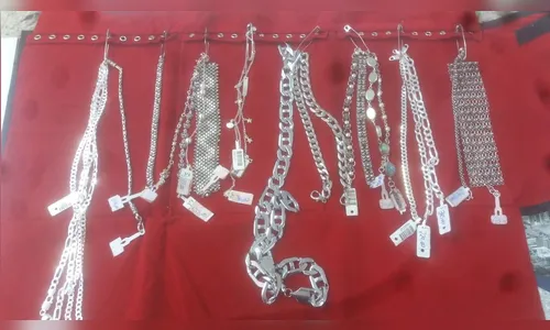 Catador de papel encontra mostruário com R$ 5 mil em joias e entrega na delegacia