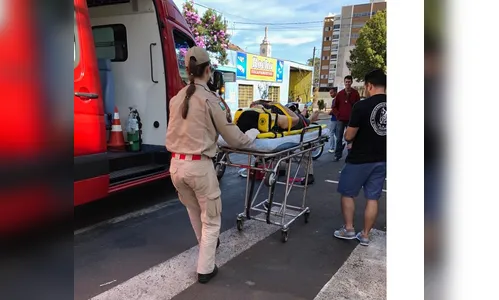 Idosa é atropelada por moto e fica ferida no centro de Apucarana