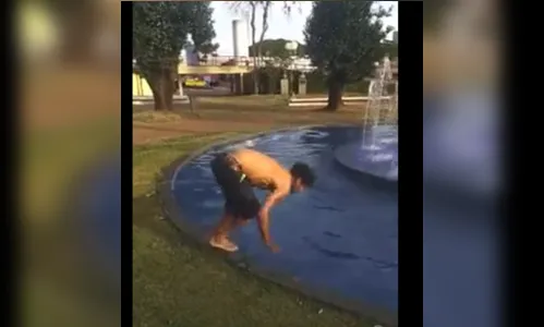 Morador de rua é filmado nadando na fonte da Praça do Redondo em Apucarana