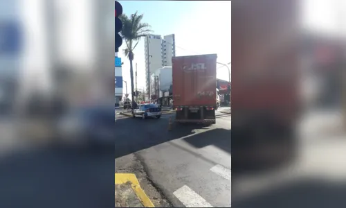 
							Caminhão enrosca em suporte de semáforo e bloqueia avenida no centro de Apucarana
						
						