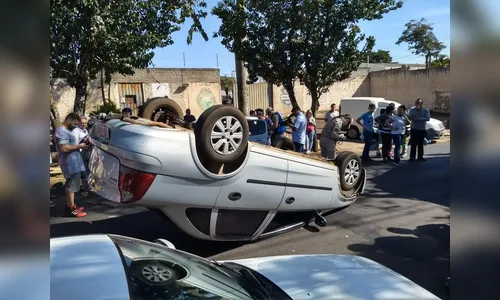 Carro capota após motorista passar mal próximo ao minipresídio de Apucarana