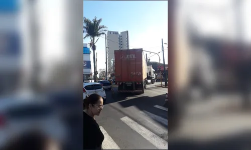 Caminhão enrosca em suporte de semáforo e bloqueia avenida no centro de Apucarana