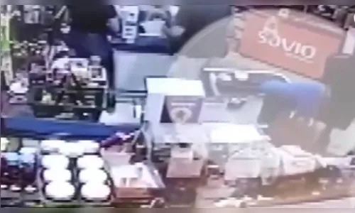 Mulher faz sinal da cruz antes de furtar cofrinho de doação ao Hospital do Câncer; veja vídeo