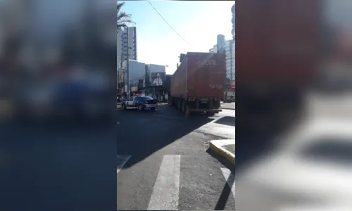 
							Caminhão enrosca em suporte de semáforo e bloqueia avenida no centro de Apucarana
						
						