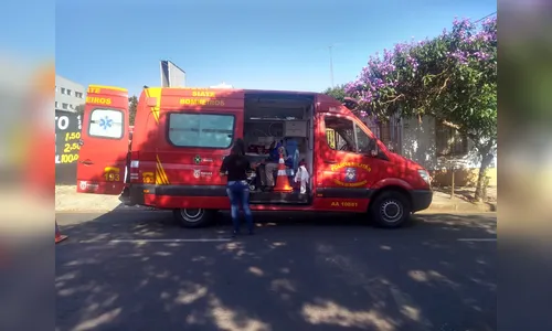 Mulher fica ferida após acidente entre carro e moto no centro de Apucarana