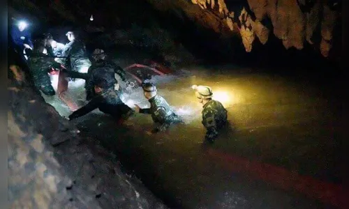 Mergulhador morre sem oxigênio em caverna na Tailândia onde meninos estão presos