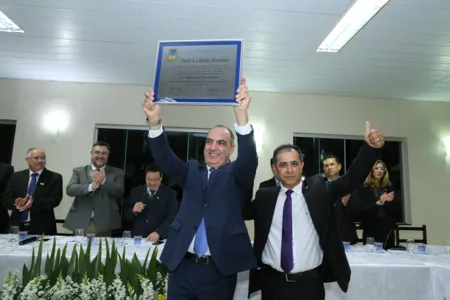 A honraria a Mounir Chaowiche, entregue em Sessão Solene na noite de quinta-feira (6), foi concedida pelo vereador José Airton Deco de Araújo - Foto: Divulgação