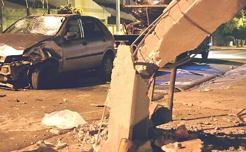 Carro colidiu contra moto e depois bateu contra poste. Foto: Fato Atual