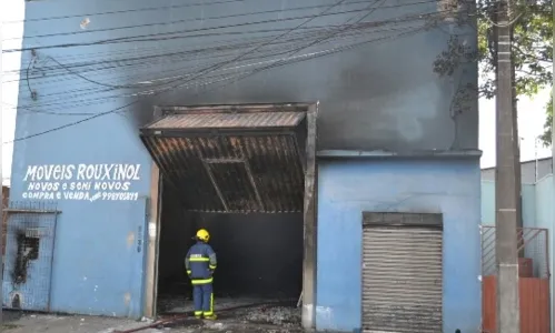 Barracão de empresa é atingido por incêndio em Arapongas