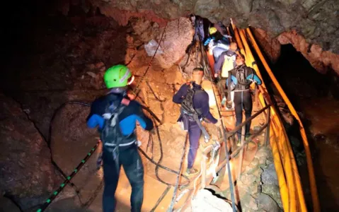 Equipes de resgate no interior da caverna, em imagem de arquivo (Foto: Marinha Real de Tailândia / via AP Photo)