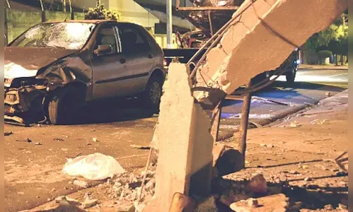 Carro avança preferencial, atinge moto e colide contra poste; duas pessoas ficaram feridas