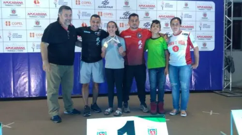 Prefeito Beto Preto, Alan Pereira da Silva, Júlia dos Santos, Jeferson Oliveira, Kawan Felipe e Eliane Lemes, durante a solenidade de premiação da fase final B dos JEP`s  |  Foto: Divulgação