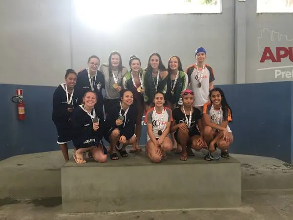 Equipes femininas de Curitiba e de Apucarana na prova de revezamento 4x50m nado livre na piscina do Lagoão - Foto: SEED