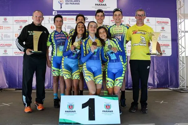 Equipe de ciclismo do Colégio Souza Naves, de Rolândia, ficou em primeiro lugar nas duas categorias - Foto: SEED