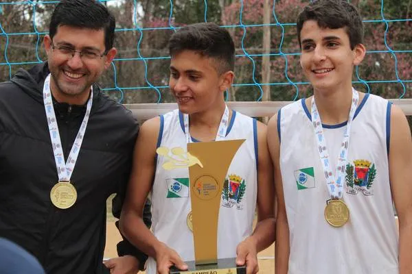 O professor Marlon de Jesus Goes com os alunos campeões de Faxinal - Foto: SEED