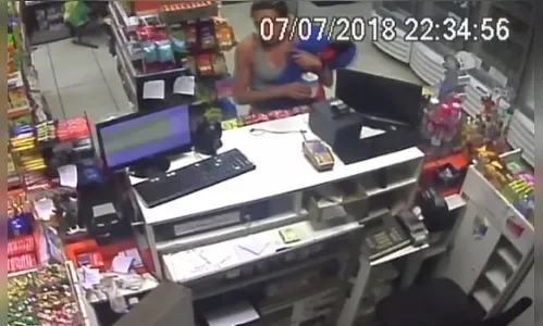 Câmera flagra mulher furtando cofre de doações para o Hospital do Câncer