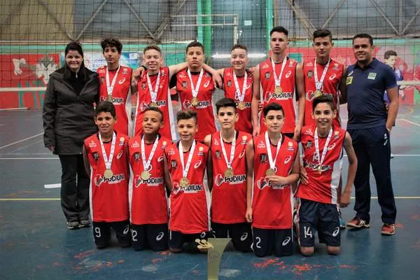 O Colégio Duílio Beltrão, de Tamboara, foi o campeão do vôlei masculino na fase final B dos JEP´s - Foto: Com/SEET