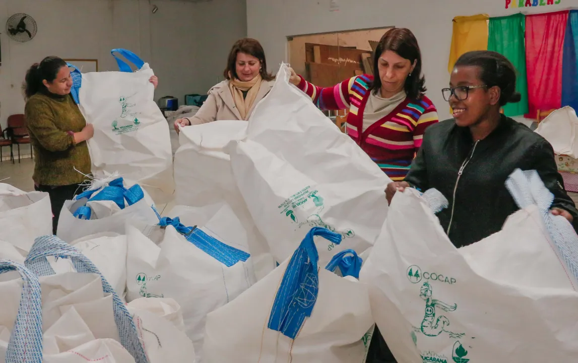 A iniciativa vai distribuir gratuitamente as chamadas “sacolas retornáveis”, confeccionadas pelos próprios cooperados, que servirão para auxiliar no manejo correto dos materiais por parte da população (Foto: Edson Denobi)