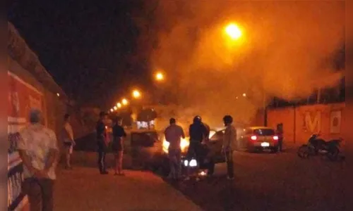 Homem ateia fogo por engano em carro na porta de motel - “Achei que era da minha mulher”