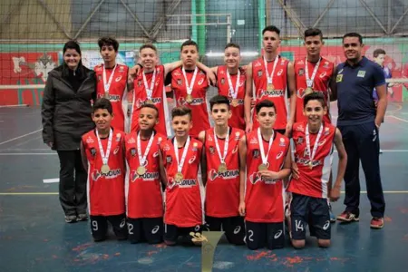 O Colégio Duílio Beltrão, de Tamboara, foi o campeão do vôlei masculino na fase final B dos JEP´s - Foto: Com/SEET