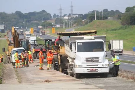 Um dos trechos que passa por obras de troca do asfalto é o da BR 277, entre Campo Largo e Curitiba