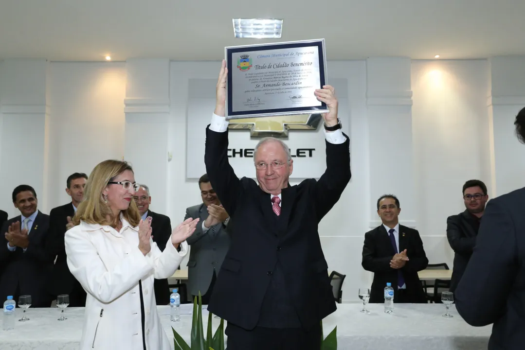 Armando Boscardin recebe título das mãos da vereadora Márcia Sousa, responsável pela indicação de cidadão benemérito. Foto - arquivo