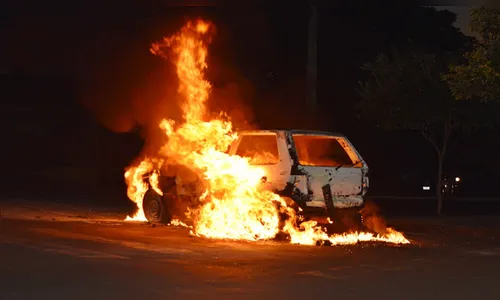 Carro é destruído pelo fogo após problema elétrico