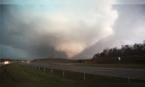 Adolescente é arremessado por tornado; veja vídeo