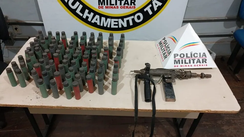 Submetralhadora artesanal e tubos de pólvora foram apreendidos após homem ameaçar a mãe dele em Montes Claros (Foto: Polícia Militar/Divulgação )