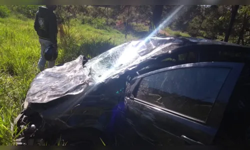 
							Carro sem motorista desce quatro quadras, bate em meio fio e capota; veja vídeo
						
						