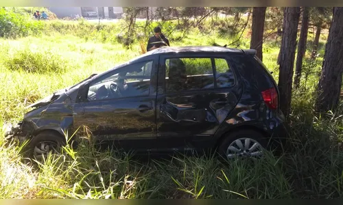 Carro sem motorista desce quatro quadras, bate em meio fio e capota; veja vídeo