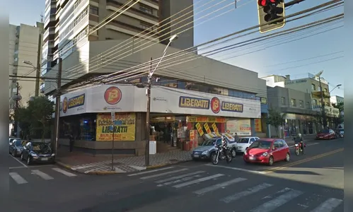   Adolescentes com idades de 13 a 15 anos quebram blindex e furtam loja de móveis em Apucarana