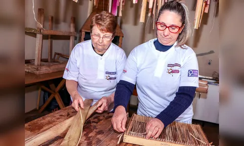Estilista catarinense valoriza a arte da fibra de bananeira