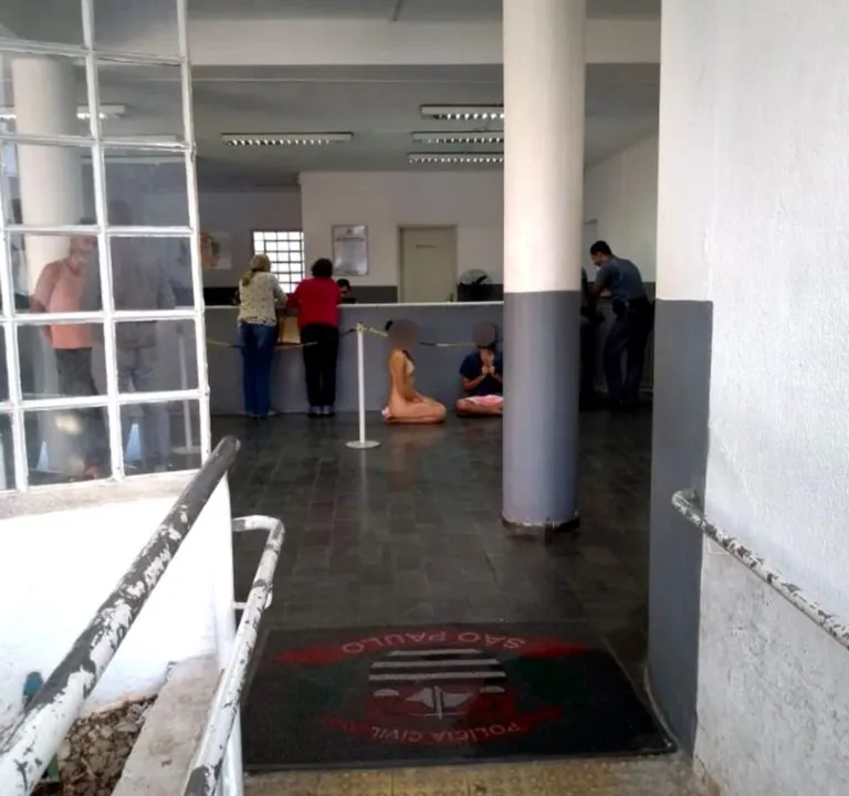 Trio é detido nu após uso de chá do Santo Daime e continua meditando em delegacia - (Foto: Reprodução Facebook)