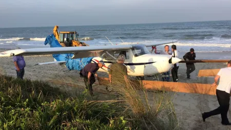 Monomotor fez um pouso de emergência em Matinhos (foto: Reprodução/TVCI)