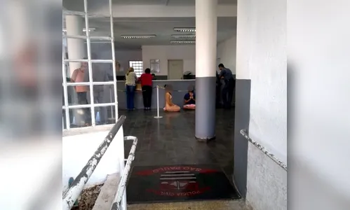 Trio é detido nu após uso de chá do Santo Daime e continua meditando em delegacia