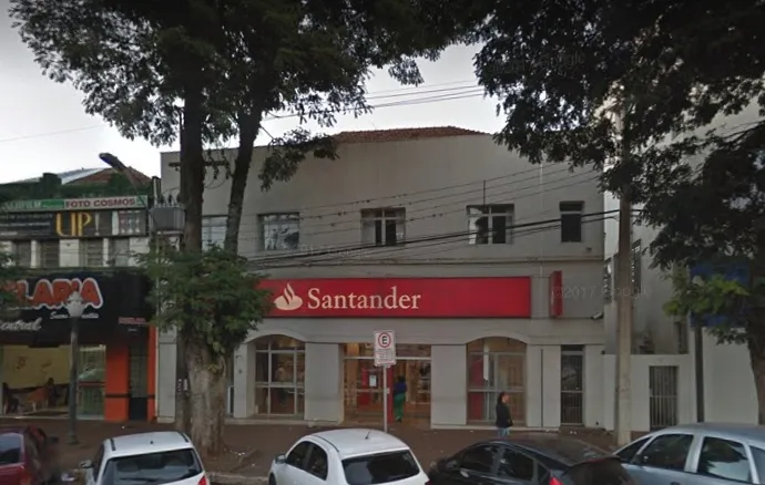 Agência do Santander libera fumaça contra ataques. (foto - Google)