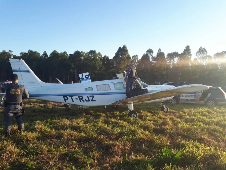 Avião com 150 kg de maconha faz pouso forçado em fazenda, piloto alega que foi sequestrado e é preso em Jaciara (Foto: Polícia Militar de MT)