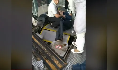 Jovem tem a perna engolida em escada rolante de shopping quando ia ao cinema