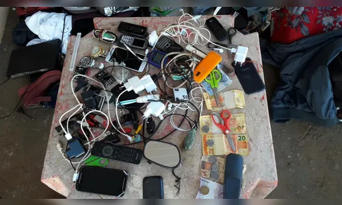 Polícia apreende celulares, drogas, serras e até bala de fuzil na Cadeia de Faxinal