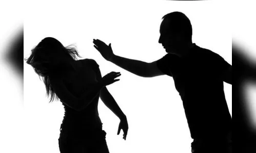 Homem é preso após agredir esposa em campo de futebol em Jandaia do Sul