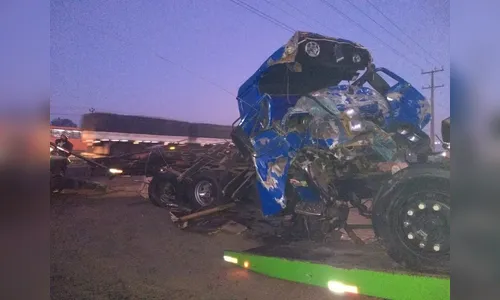 Engavetamento envolve sete caminhões na BR-376 e deixa um morto e 4 feridos