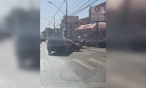 Carros colidem próximo ao Super Muffato em Apucarana