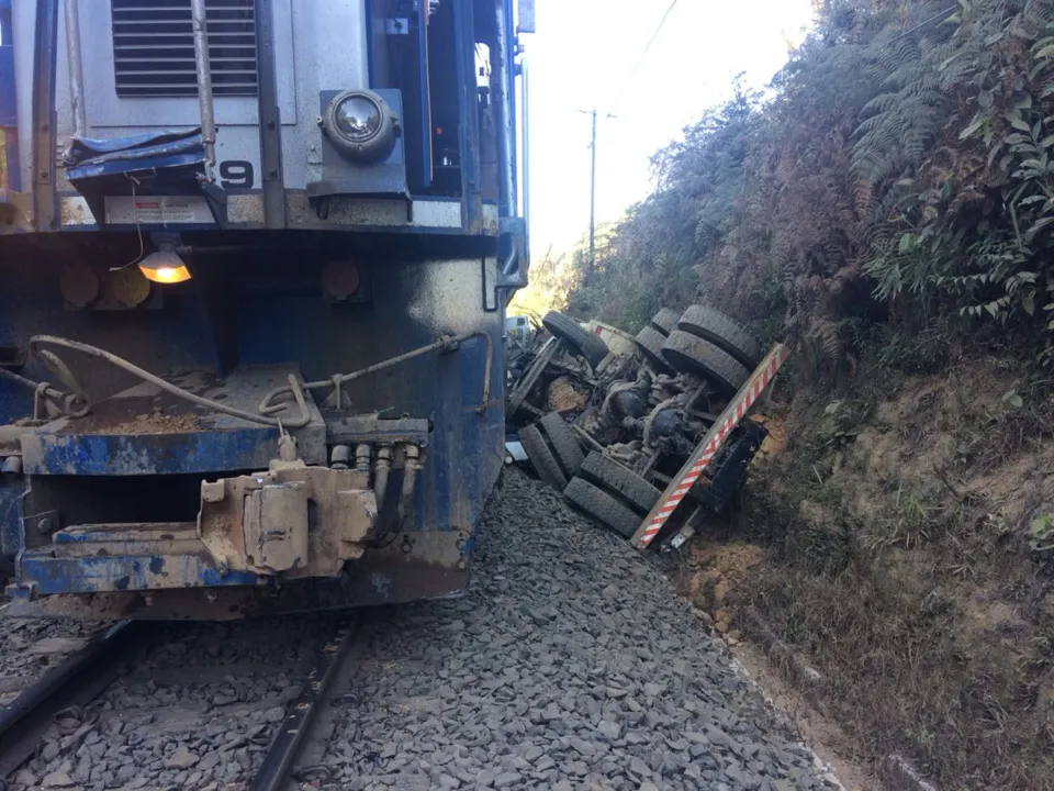 Acidente entre caminhão e trem provoca morte de homem em Ortigueira - Foto: Reprodução/Blog do Berimbau