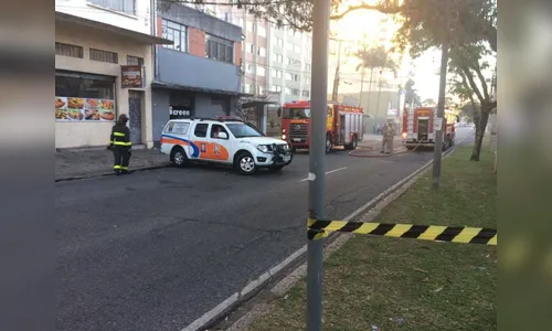 Incêndio toma estacionamento de apart-hotel e destrói pelo menos cinco carros