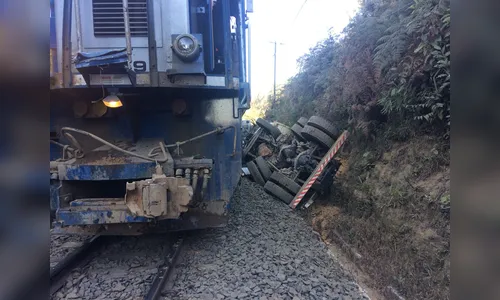 Acidente entre caminhão e trem provoca morte de homem em Ortigueira