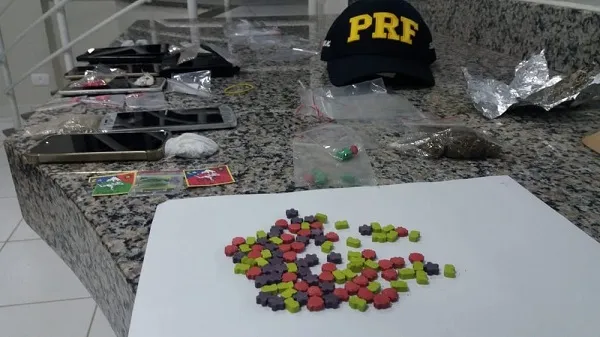 Agentes daPRF apreenderam 106 comprimidos de ecstasy, 70 pontos de LSD e 32 gramas de maconha em ônibus - foto - Divulgação PRF