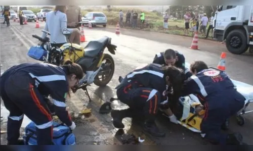 Acidente de moto causado por linha com cerol deixa dois motociclistas em estado grave